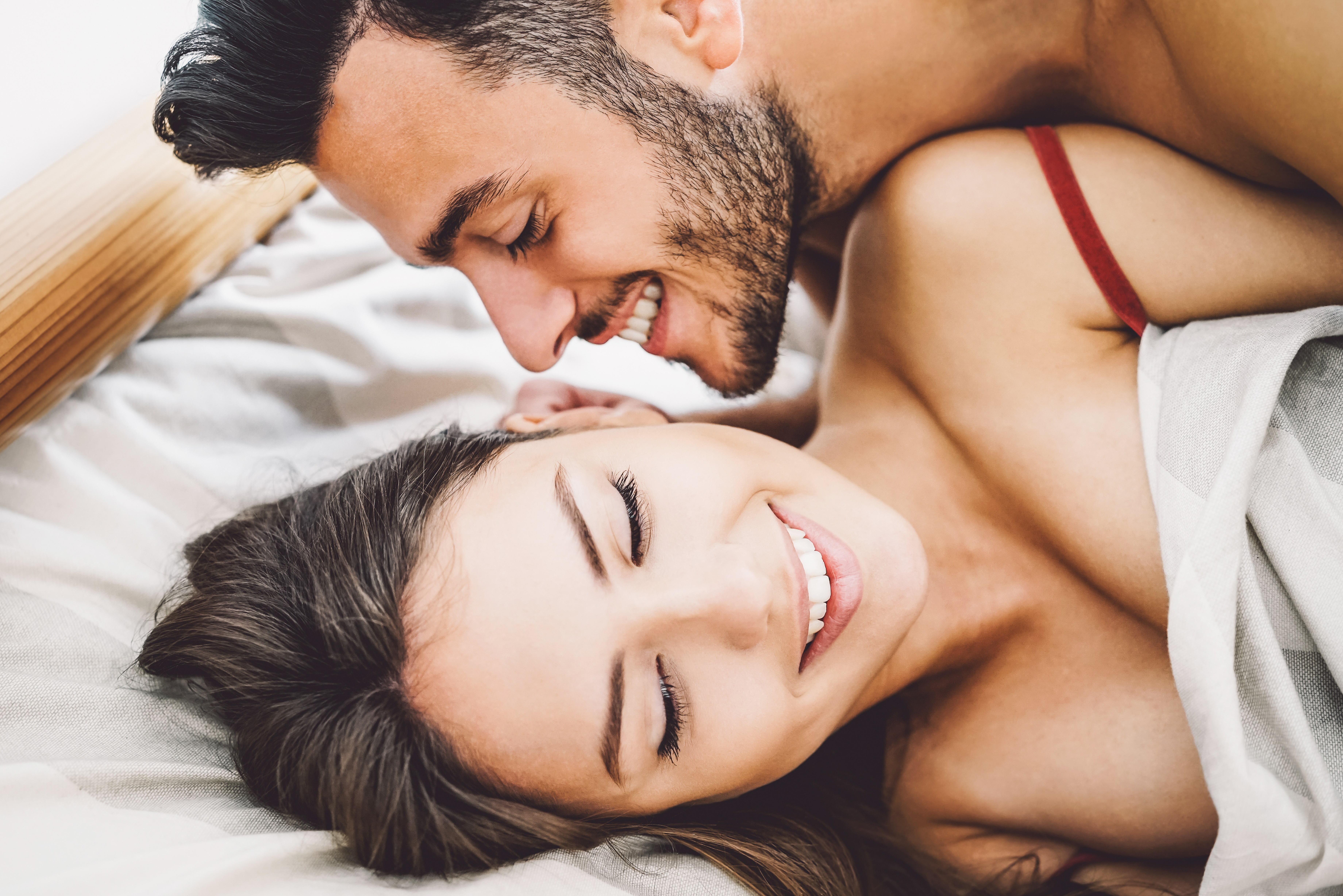 Happy romantic couple having sex - Young lovers during foreplay - Prem  Samagra Terapeuta Tântrica e Coach